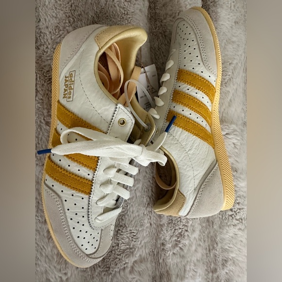🆕✨Adidas Japan Sneakers in White and Gold Classics 💛✨🤩 - Picture 4 of 8